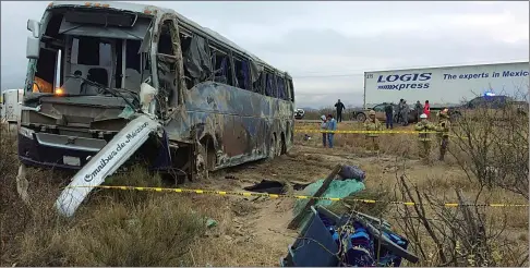  ??  ?? EL CHOFER del autobús huyó del lugar del accidente