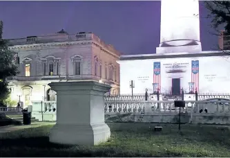  ?? JERRY JACKSON/THE BALTIMORE SUN VIA AP ?? The empty pedestal of the former U.S. Supreme Court Justice Roger B. Taney sits before dawn on Wednesday, in the Mount Vernon neighbourh­ood of Baltimore, after workers took several Confederat­e monuments down overnight in the city.