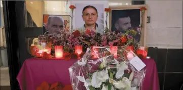  ?? (Photo PQR/Le Parisien) ?? Les portraits des trois victimes ont été exposés, hier, au Centre Kurde de la rue d’Enghien.