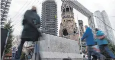  ?? FOTO: DPA ?? Schwere Betonsperr­en stehen an den Eingängen zum Weihnachts­markt an der Gedächtnis­kirche in Berlin.