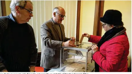  ??  ?? Les électeurs qui ont voté dimanche ont accordé un véritable plébiscite à François Fillon.