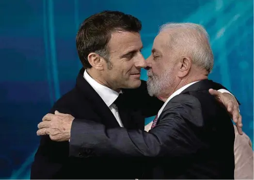  ?? Eduardo Anizelli/Folhapress ?? Luiz Inácio Lula da Silva abraça o presidente da França, Emmanuel Macron, durante cerimônia em Itaguaí (RJ)