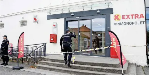  ?? AFP ?? Für ihre Ermittlung­en sperrte die Polizei in Kongsberg gestern einen Supermarkt.