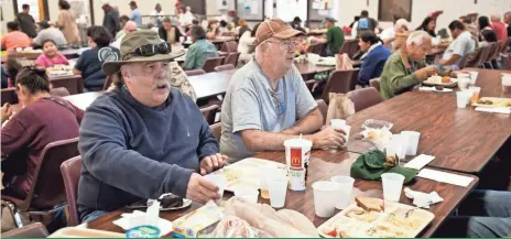  ?? MARTIN E. KLIMEK, USA TODAY ?? Mark Alward, left, and Larry McDowell eat lunch at St. Anthony’s Padua Dining Room, a soup kitchen in Menlo Park, Calif., on Oct. 29.