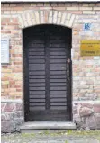  ?? FOTO: JENS SCHLUETER/AFP ?? Auf diese Eingangstü­r zur Synagoge in Halle schoss der Angeklagte Stefan B. mehrfach.