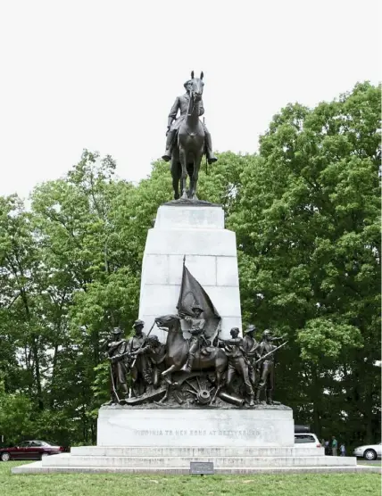  ?? Public domain photos ?? Equestrian statue of Gen Rober E. Lee placed on Seminary Ridge near woods where he watched the battle on July 3, 1863.