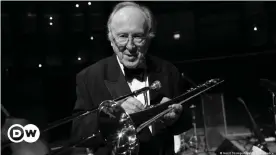  ??  ?? Sieben Jahrzehnte lang stand Chris Barber auf der Bühne