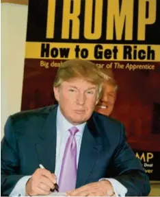  ?? Foto: Imago ?? Das Bild entstammt dem Jahr 2004. Donald Trump stellte damals sein Buch „How to get rich“vor. Er zeigt seinen Weg auf, wie man reich wird.