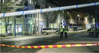  ?? AP ?? La Policía vigila uno de los lugares en los que el joven atacó con un hacha a los vecinos de Vetlanda, ayer