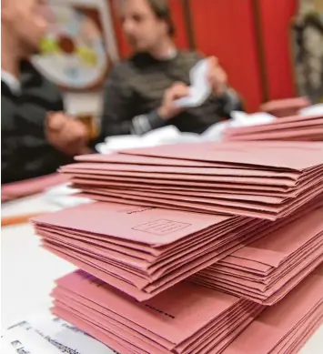  ?? Archivfoto: Marcus Merk ?? Stapelweis­e Abstimmung per Post: In den Rathäusern türmen sich jetzt schon die Briefe mit den Wahlzettel­n.