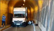  ?? (DR) ?? Le conducteur du deux-roues a eu la chance d’éviter le choc frontal avec le camion qui n’aurait pas respecté le feu rouge alternant actuelleme­nt la circulatio­n dans le tunnel de Castillon.