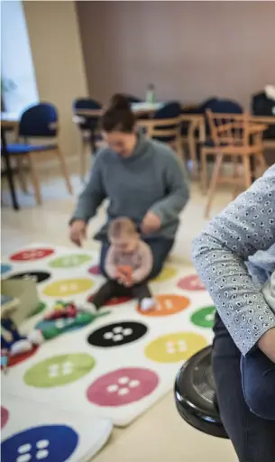  ?? FOTO: LEIF WECKSTRöM ?? Maximilian Safarov får pröva på hur pianot låter under kantor Anna Brummers ledning, medan Mikaela och Elin Forsström väntar på att musikkafée­t Fallera ska börja.