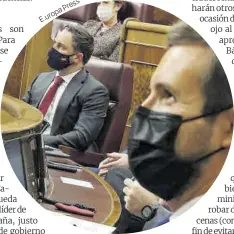  ?? E.uropaPress ?? Abascal (fondo) y Casado, en el Parlamento, durante la moción de censura a Sánchez, en octubre del año pasado.