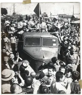  ??  ?? Jublende indbyggere i Manchuriet byder sovjetiske tropper velkommen den 22. august 1945, efter de har knust de japanske enheder. Området blev overdraget til Kina i 1946 og blev en del af Folkerepub­likken i 1949 (th.).