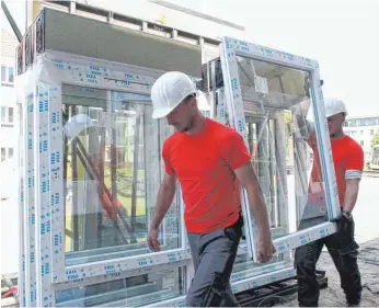  ?? FOTO: NESTOR BACHMANN ?? Moderne Fenster können die Energiebil­anz eines Hauses verbessern. Außerdem sind sie schalldämm­end, schützen vor Sonne und Wind oder erschweren Einbrüche.