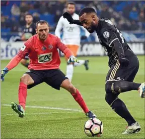  ??  ?? Alexandre Lacazette a ouvert le score face à Laurent Pionnier.