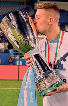  ?? GETTY ?? Il bacio Sergej Milinkovic-Savic, 24 anni, con il trofeo della Supercoppa italiana vinta sulla Juve