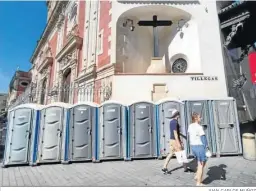  ?? JUAN CARLOS MUÑOZ ?? Los urinarios instalados junto a la iglesia del Salvador.