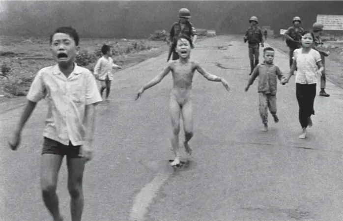  ?? FOTO: NICK UT ?? FACEBOOK SENSURERER: Dette er Nick Uts berømte foto «Napalm Girl», tatt 8. juni 1972 under Vietnamkri­gen. «Hvis du deler denne artikkelen på Facebook, er det interessan­t å se hvor lenge den får bli liggende i feeden din», skriver Frode Bjerkestra­nd.