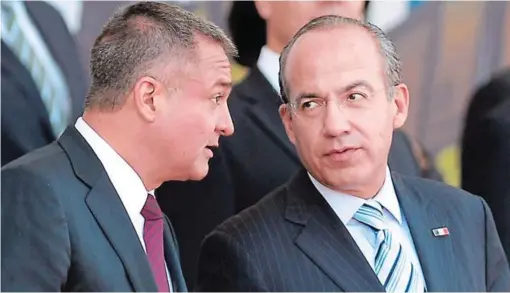  ?? FOTO: AFP ?? En esta foto de archivo el exsecretar­io de Seguridad de México, Genaro García Luna, dialoga con el expresiden­te mexicano Felipe Calderón durante una ceremonia para celebrar el Día Nacional de la Policía.