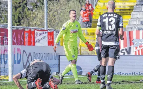  ?? FOTO: PETER SCHLIPF ?? VfR-Torwart Daniel Bernhardt rüttelt seine Kollegen wach – am Ende reicht es nur zu einem Unentschie­den.