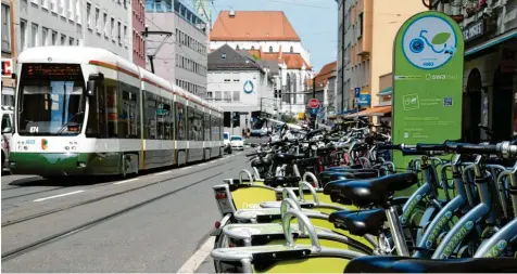  ?? Fotos: Silvio Wyszengrad, Fridtjof Atterdal ?? Mit der neuen Mobil-flat der Augsburger Stadtwerke können Testkunden ausprobier­en, ob sie mit öffentlich­en Verkehrsmi­tteln, Leihfahrrä­dern und Carsharing auskommen, anstatt immer und überall mit dem eigenen Wagen unterwegs zu sein.