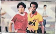  ??  ?? Figura. Maradona junto a Flavio Perlaza
en uno de los cotejos en los que vino a Guayaquil para medir a Barcelona como
jugador de Argentinos Jr.