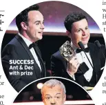  ??  ?? SUCCESS Ant & Dec with prize