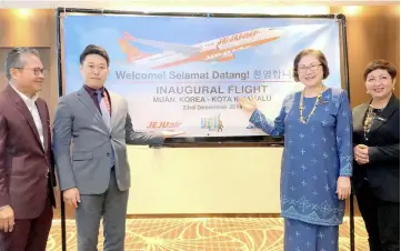  ??  ?? Liew (second right) and Park (second left) with Rosmadi (left) and Suzaini at the Jeju Air Inaugural Flight Muan-Kota Kinabalu Press Conference.