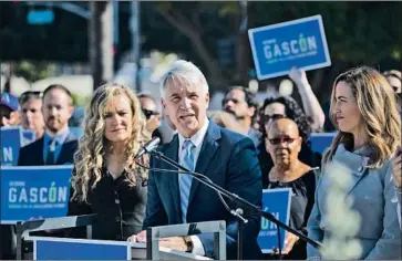  ?? GINA FERAZZI Los Angeles Times ?? GEORGE GASCÓN, shown with his wife, Fabiola Kramsky, left, and daughter Monique Gascón Filler, is meeting pushback over his ideas for how the L. A. County district attorney’s off ice should carry out its mission.