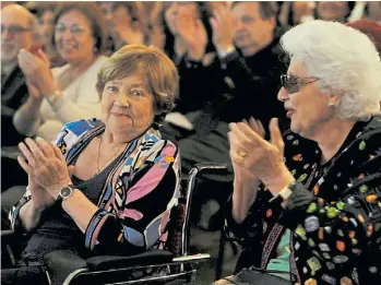  ?? DAVID FERNÁNDEZ ?? Sara Facio con María Elena Walsh durante un homenaje a la escritora.