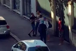  ??  ?? Una delle risse in via dell’Agnolo ripresa in un video dai residenti