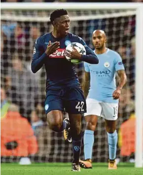  ??  ?? Amadou Diawara (front) scores his maiden goal for Napoli during the Champions League match against Manchester City on Tuesday.