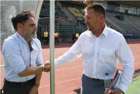  ?? BACKPAGEPI­X ?? RESPECT: Marco Simone, coach of Club Africain greets Eric Tinkler of SuperSport. The South Africans beat their Tunisian counterpar­ts to progress to the CAF Confederat­ion Cup final.
