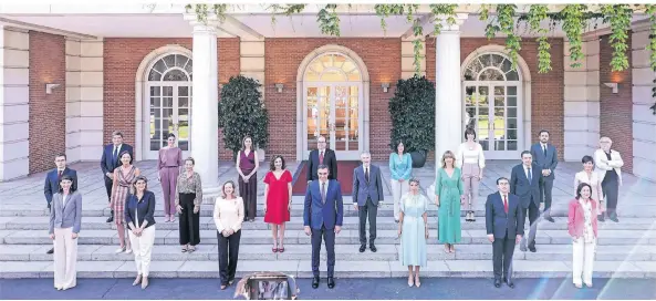  ?? FOTO: EDUARDO PARRA/DPA ?? Familienfo­to aller Minister auf den Stufen des Moncloa-Palastes. 14 Frauen und neun Männer sind im Kabinett von Ministerpr­äsident Pedro Sánchez (Mitte).