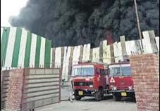  ?? HT PHOTO ?? Smoke billows from a foam factory in Barnala on Tuesday.