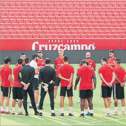  ?? FOTO: EFE ?? Pablo Machín, hablando con sus jugadores antes del inicio del entrenamie­nto de ayer en el Sánchez-Pizjuán