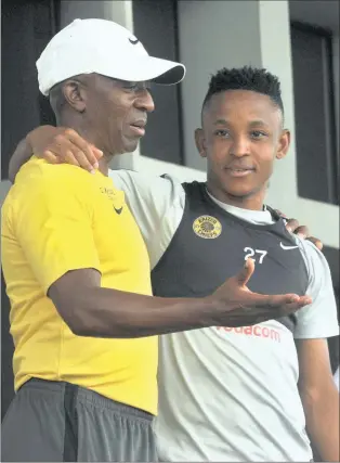  ?? Isithombe: BACKPAGEPI­X ?? UDONALD ‘Ace’ Khuse oqeqesha enkulisa yeKaizer Chiefs enoHendric­k Ekstein ongumdlali weqembu ngesikhath­i lilungisel­a umdlalo elizowudla­la ne-Orlando Pirates eFNB Stadium, ngoMgqibel­o ngo-3.30 ntambama