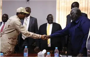  ?? (Jok Solomun/Reuters) ?? GEN. MOHAMED Hamdan Dagalo, commander of the paramilita­ry Rapid Support Forces (RSF), meets last week with the leader of Sudan People’s Liberation Movement, Malik Agar, in Juba.