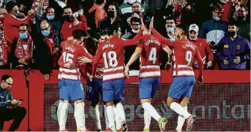  ?? PEPE TORRES / EFE ?? Els jugadors del Granada celebrant el gol del triomf, obra de Rochina