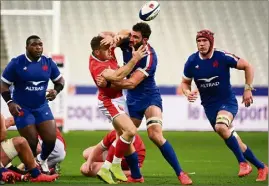  ?? (Photo AFP) ?? À l’automne, Charles Ollivon et les Bleus avaient pris le dessus sur les Gallois. Il faudra faire de même ce soir pour espérer gagner le Tournoi.