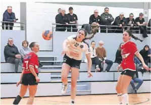  ?? FOTO: NIPKO ?? Laura Windges erhöht auf 8:4 für den HSV Wegberg gegen Gräfrath, am Ende steht es 24:19.