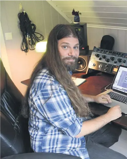  ??  ?? STUDIO PÅ SANDØYA:
Med på flyttelass­et er Jacob Holm-Ludos musikkstud­io Dude Ranch Studio. Han mikser og