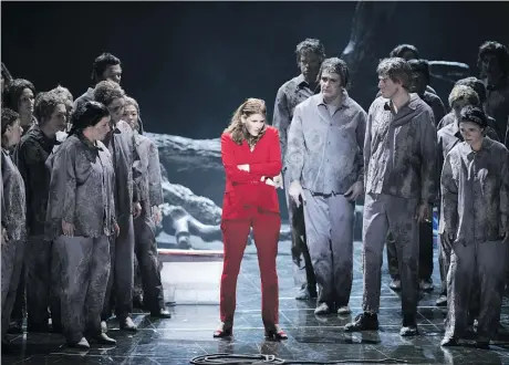  ?? [ Wiener Staatsoper/Michael Pöhn ] ?? Hauptfigur Lea (in Rot: Rachel Frenkel) findet sich in „Die Weiden“am Ende inmitten der Opfer eines Nazi-Todesmarsc­hes.