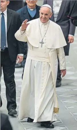  ?? ALESSANDRO DI MEO / EFE ?? El Papa saludant en una audiència ahir al Vaticà