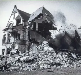  ?? JACK ORTON/MILWAUKEE JOURNAL ?? The Elizabeth Plankinton mansion, built in 1886 at 1492 W. Wisconsin Ave., comes crashing down during demolition Oct. 12, 1980. This photo was published in the Oct. 18, 1980, Milwaukee Journal. More photos at jsonline.com/greensheet.