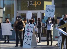  ?? SHERRY LAVARS — MARIN INDEPENDEN­T JOURNAL ?? Hair salon owners and stylists rally in front of the San Rafael building where Marin County Public Health Officer Dr. Matt Willis has an office to protest the the order shutting their businesses.