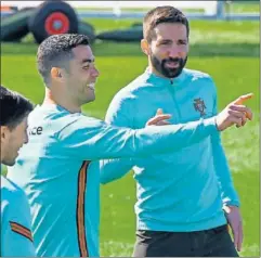  ??  ?? Cristiano y Moutinho bromean en un entrenamie­nto.