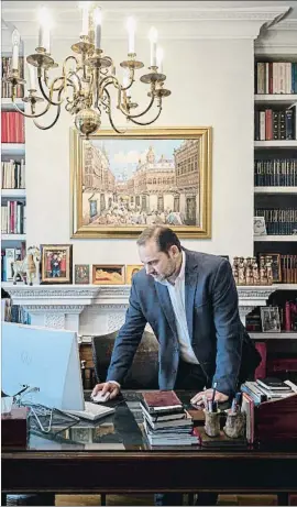  ?? MIGUEL LORENZO ?? José Luis Ábalos, fotografia­do en su residencia de València