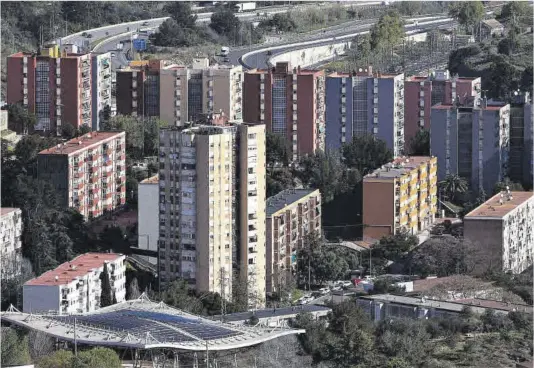 ?? Ferran Nadeu ?? Pisos en construcci­ó (a la part inferior de la imatge) al districte barceloní de Nou Barris.